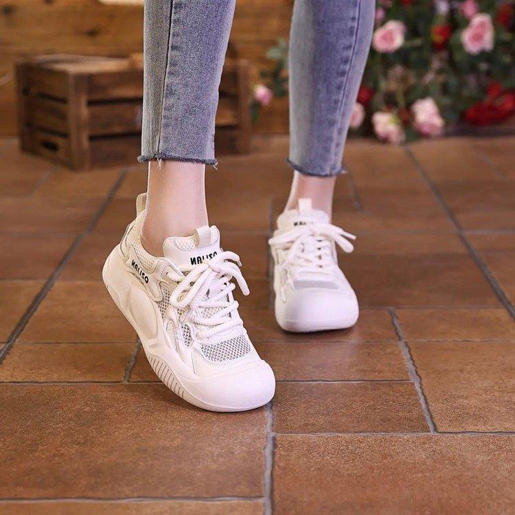 Женские модные кроссовки из дышащей сетки на толстой подошве, маленькие белые туфли, весна 2025, новые легкие кроссовки для бега на мягкой подошве