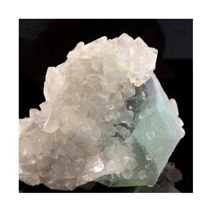 Pierres et Minéraux. Fluorite + Calcite. 1130.0 ct. Weishan Co., Yunnan Province, Chine.