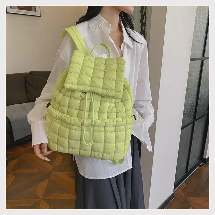 Женский пушистый клетчатый рюкзак — стильный, легкий, большой вместимости для поездок на работу и путешествий осенью/зимой.