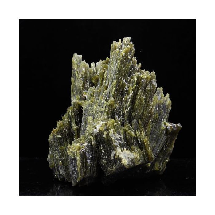 Pierres et Minéraux. Epidote. 189.0 ct. Chamrousse, Belledonne, Isère, France..