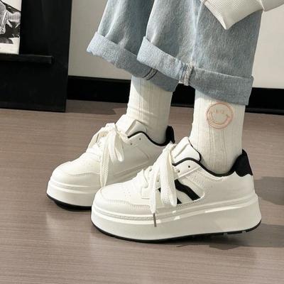 Кеды на толстой подошве с увеличением роста 2024 осень новые модные универсальные маленькие белые туфли легкие повседневные спортивные туфли женские