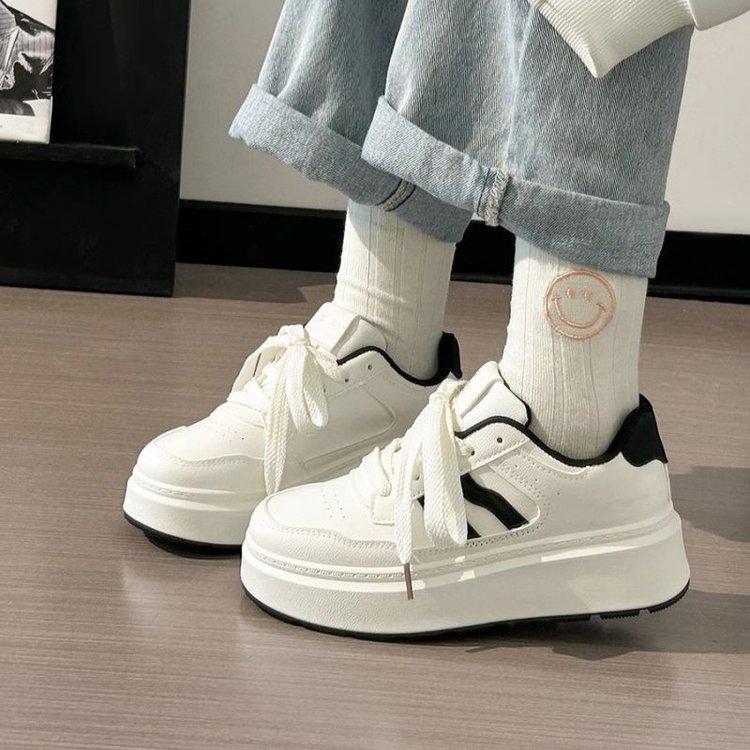 Кеды на толстой подошве с увеличением роста 2024 осень новые модные универсальные маленькие белые туфли легкие повседневные спортивные туфли женские