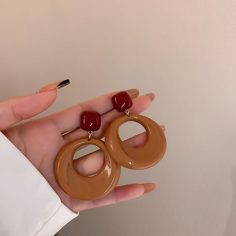 Геометрические серьги цвета кофе Майяра 2025, серьги-пусеты с темпераментом высокого класса и легкой роскошью, нишевые серьги в ретро-стиле