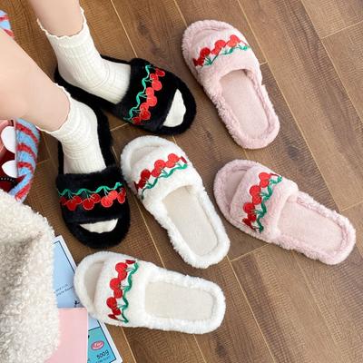 Мода 2025 Новые летние пушистые тапочки с вышивкой клубники и вишни, домашние тапочки, женские тапочки, повседневная и удобная обувь