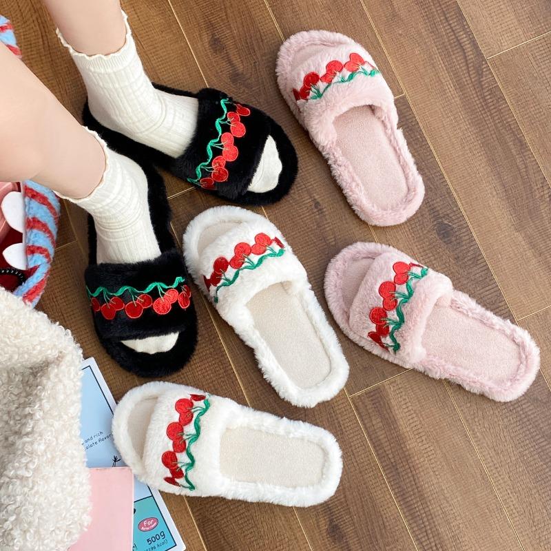 Мода 2025 Новые летние пушистые тапочки с вышивкой клубники и вишни, домашние тапочки, женские тапочки, повседневная и удобная обувь