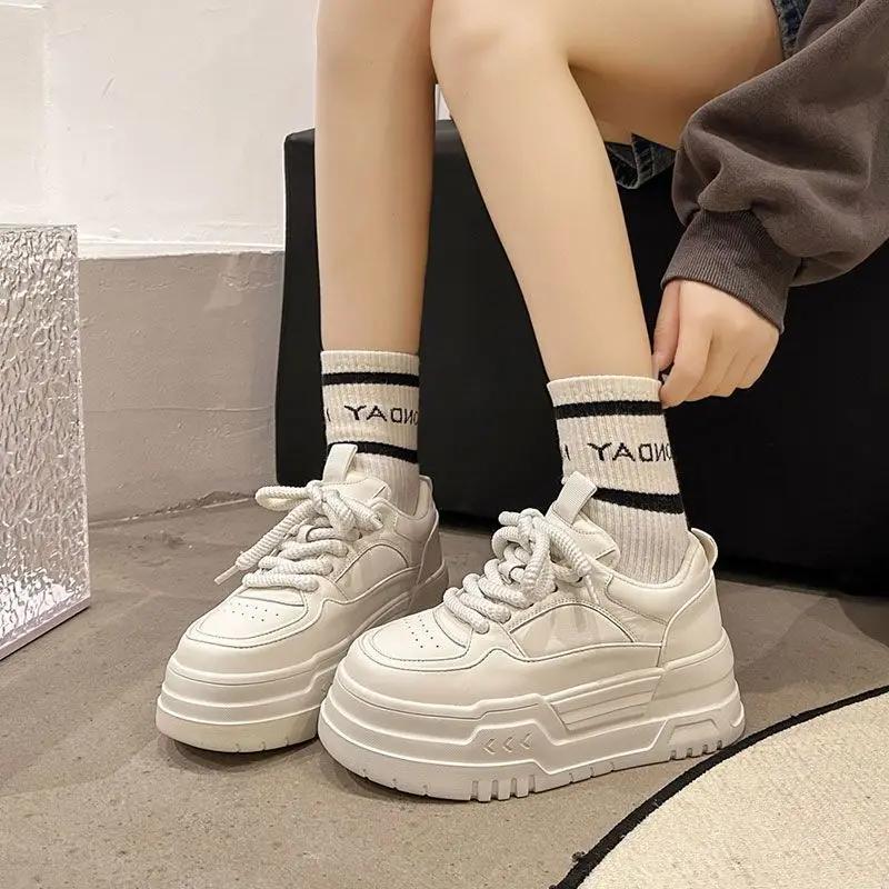 Женские кроссовки весна-осень на платформе белые туфли с круглым носком трендовые на шнуровке модные повседневные спортивные туфли повышающие рост теннисные туфли