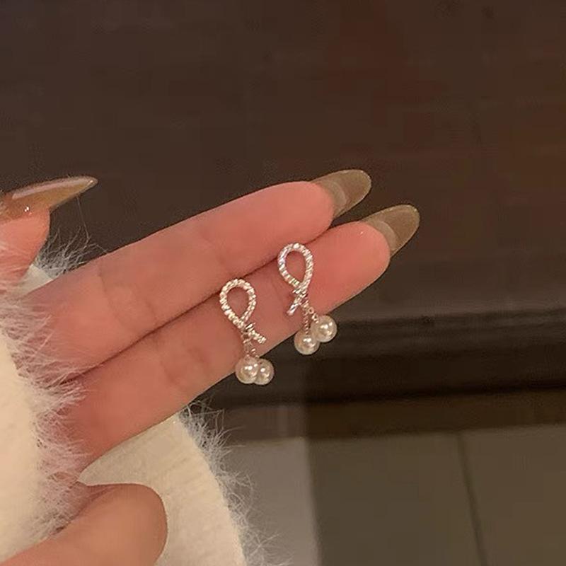 Design Sense Zircon Metal Pearl Fringed Stud Earrings Women Light Luxury Elegant Personality Simple Fashion Temperament Earrings