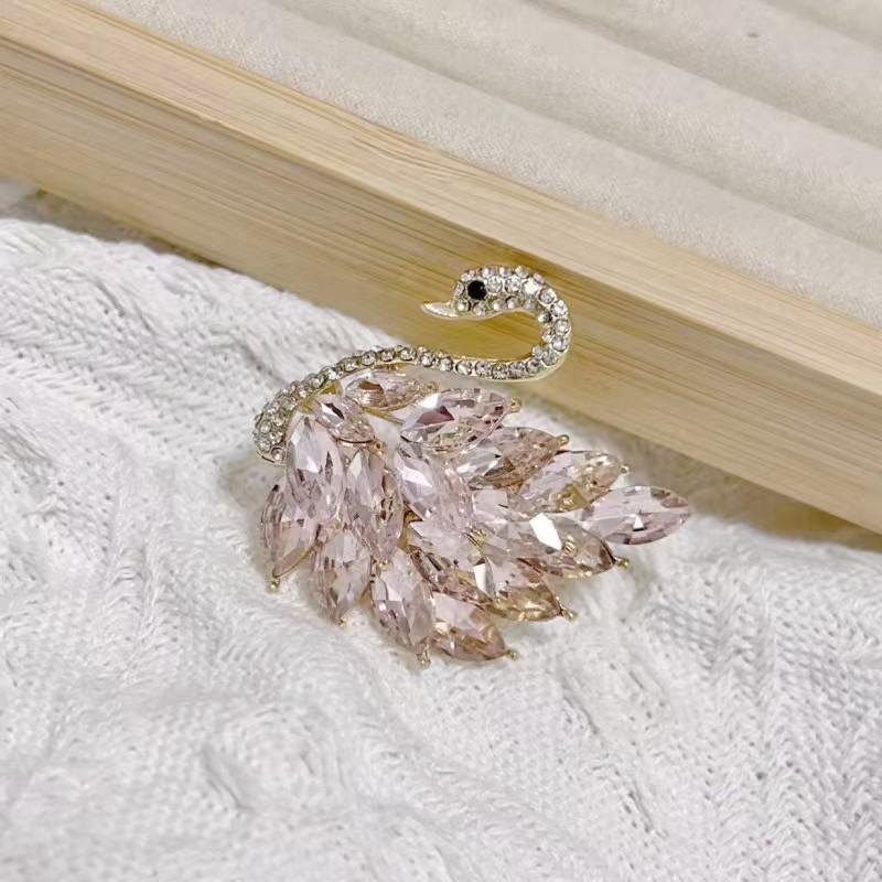 Available 2025 New Fashion Alloy Rhinestone Swan Corsage Vintage Crystal Brooch