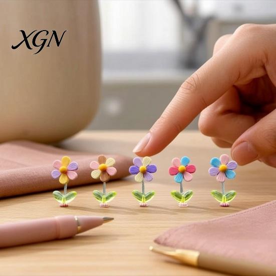 Interior Car Decor Spring Wobbly Flower Dashboard Ornament, Shaking Head Sunflower Decor, Cute for Rearview Mirror And Home Office