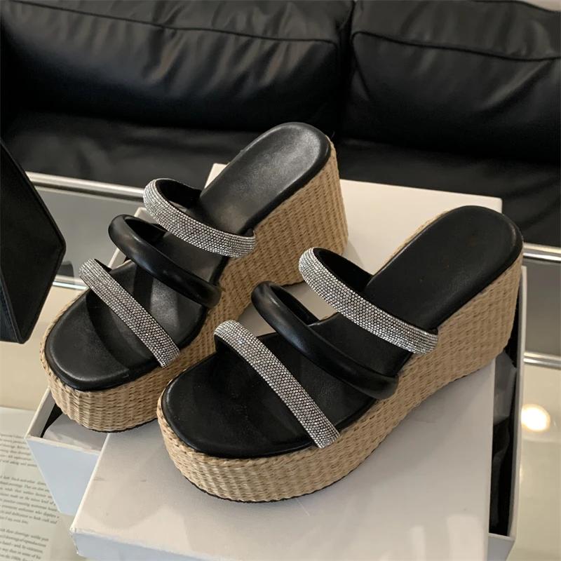 Aneikeh Новый летний дизайн Женские тапочки с узкими ремешками и кристаллами на платформе, на танкетке, на высоком каблуке, женская обувь для банкета