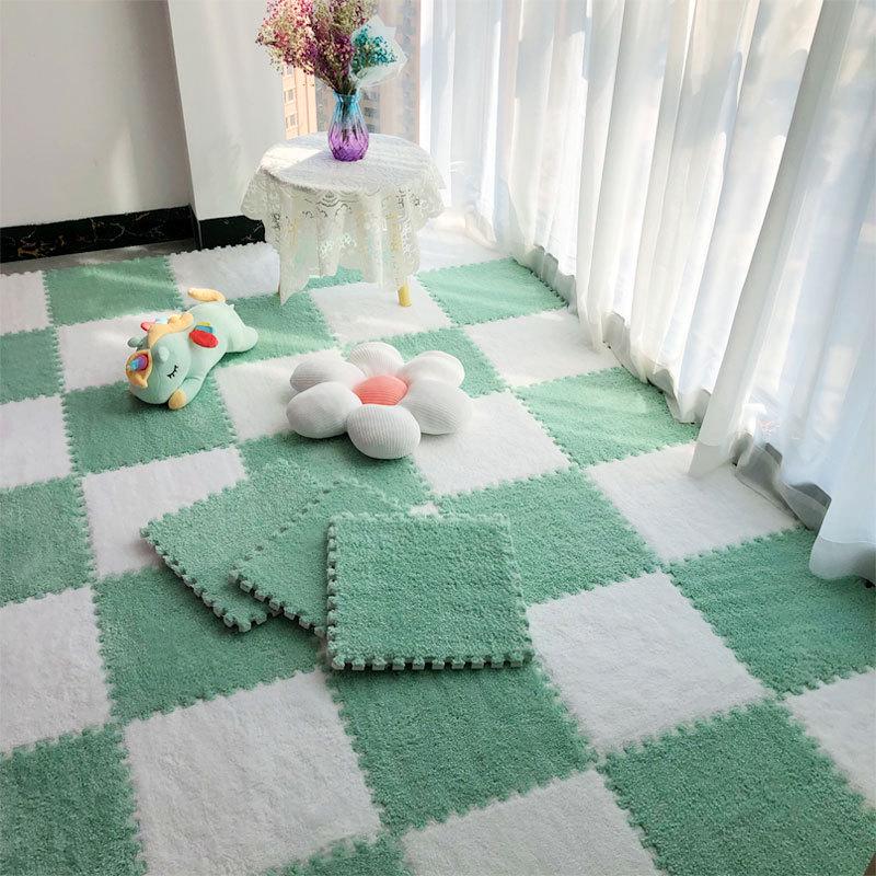 Мягкий тканевый клетчатый коврик для пола серого и бежевого цвета с соединяющимися плитками