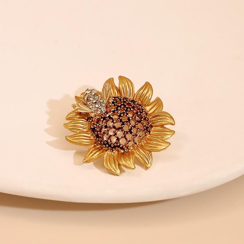 A Niche High-end Sunflower Bee Studded Diamond Brooch Adds a Romantic Atmosphere To The Design Lighting Up Sunny Outfits