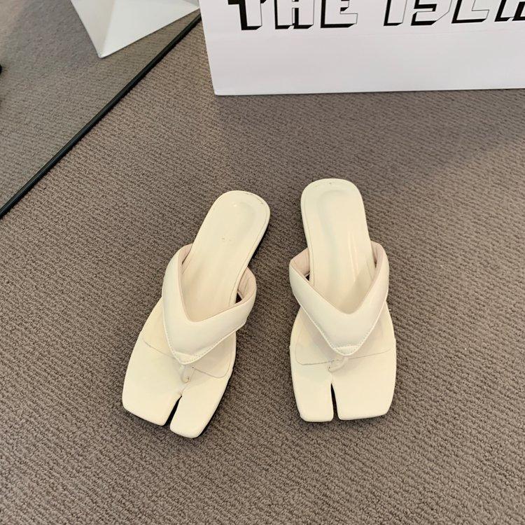 Beautiful Skirt Silver Toe Beach Slippers Women's Summer Wear 2025 New Flat-bottomed Flip-flops Pig's Trotters Cool Slippers