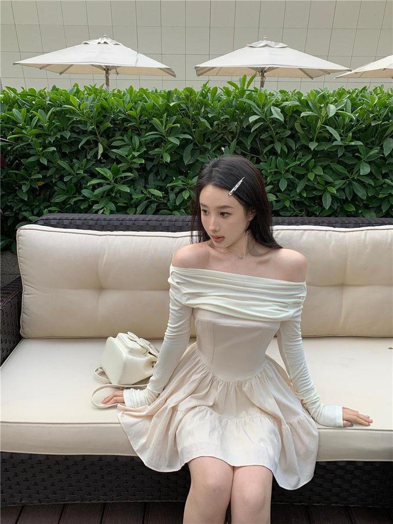 Модное черное плиссированное платье А-силуэта на одно плечо