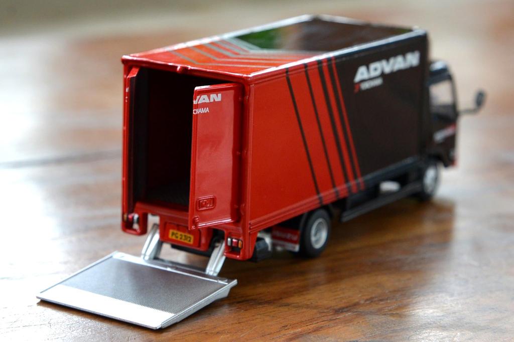 Крошечный город Isuzu N Series ADVAN Литая миниатюрная машинка 1/64