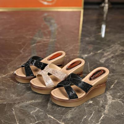 Маленькие толстоподошвенные повышенные крутые шлепанцы со стразами для женской летней носки 2025 новый модный универсальный однословный шлепанец-маффин