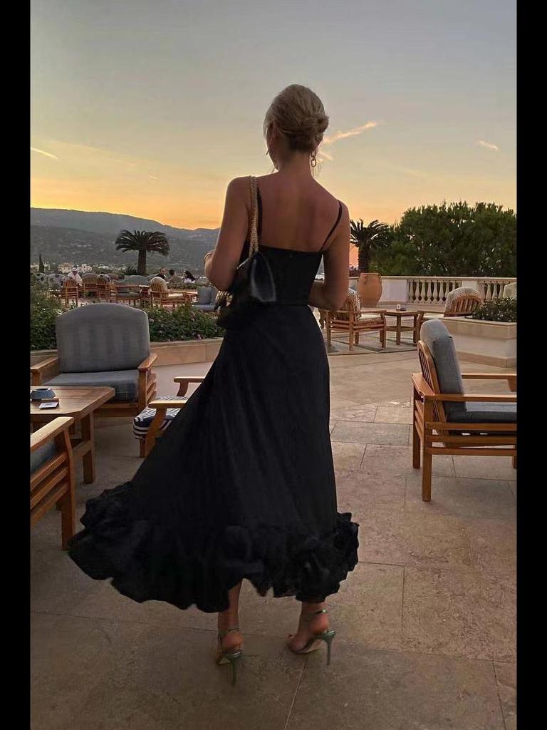 Платье-трапеция с цветочным принтом и объемными цветами весна/лето 2023 г.