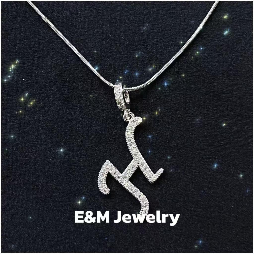 Королевский двор - Ожерелье в стиле «Дрянные девчонки» - Набор подвесок: Крест, Корона и Римская цифра, полностью покрытых цирконием - Роскошный позолоченный медный чокер для женщин