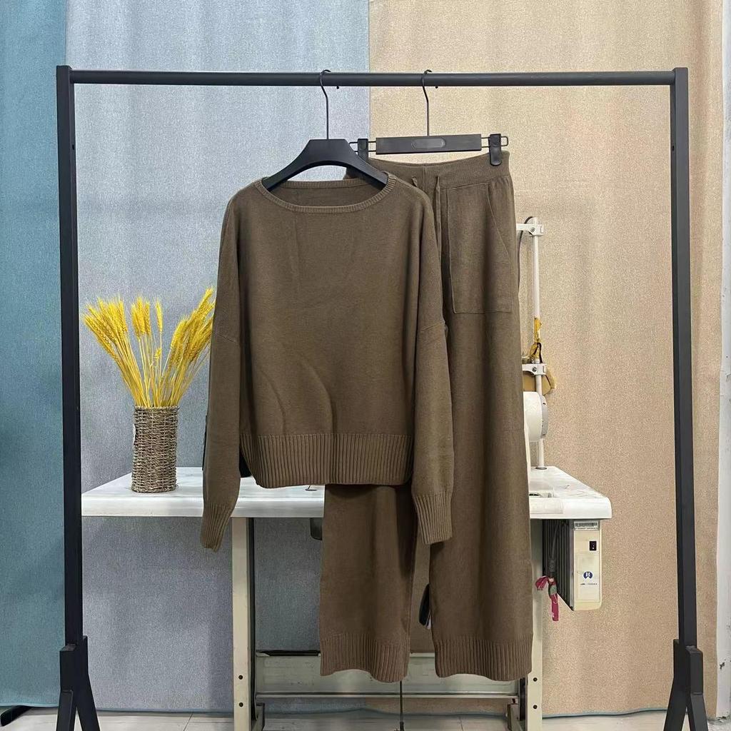 Женский вязаный костюм-двойка: Комплект из свободного свитера с рукавами «летучая мышь» и широких брюк осень/зима 2024 г.