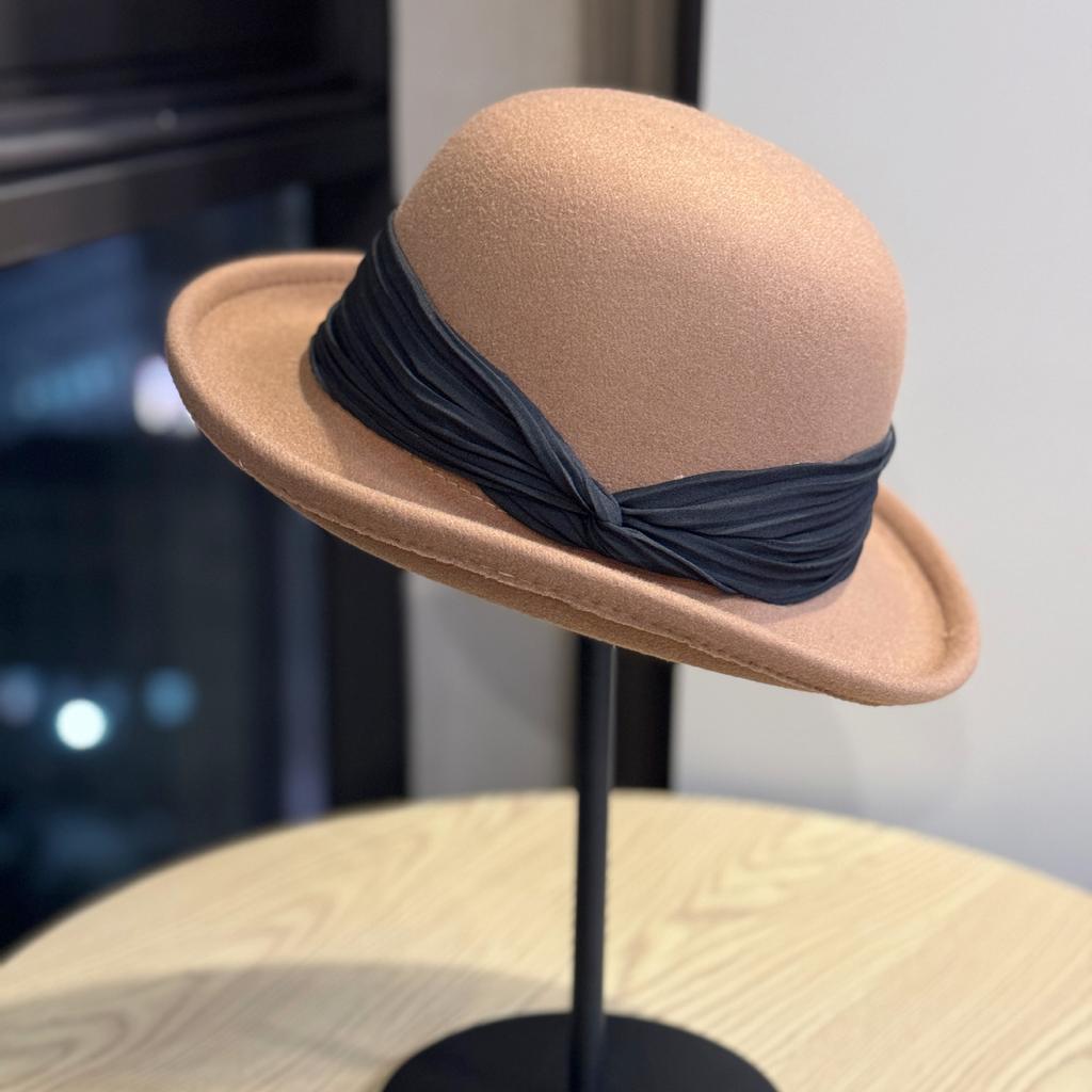 Французское лицо, демонстрирующее маленькую шляпу рыбака из валяной шерсти, с загнутыми полями, для женщин, для весенне-осенне-зимней моды, британская ретро шляпа-котелок, трендовая