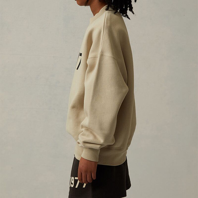Fear of God Essentials Коллекция 1977 Весна/Лето 2022 Детский свитшот с круглым вырезом и цифровым принтом Детские топы Пшеничный FOG-SS22-214