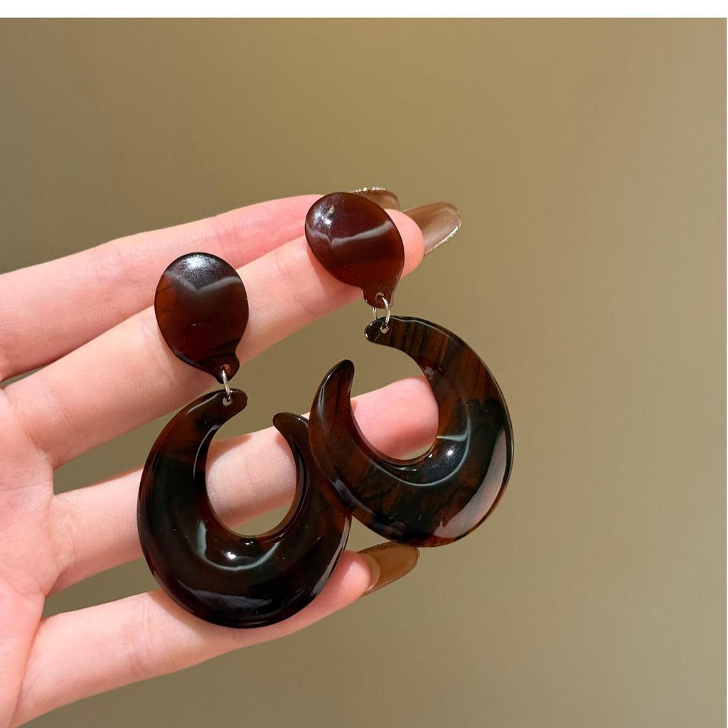 Silver Needle Geometric Stud Earrings: Retro, Light Luxury, Versatile Fashion, Elegant Accessories.