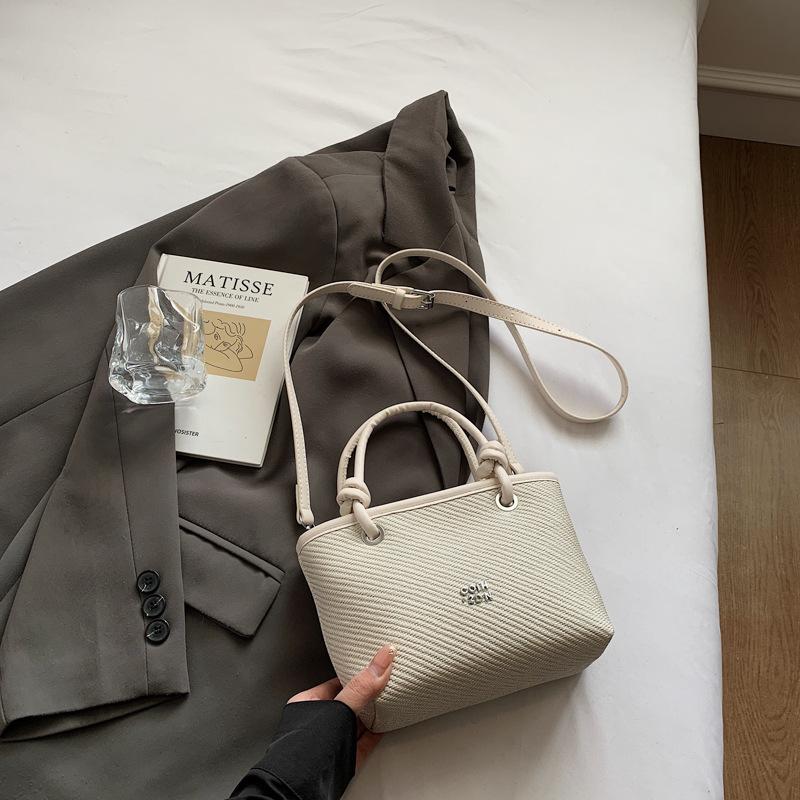 Fashion Trend Small Bag Women's 2025 Spring and Summer New Casual Messenger Bag Niche Design Simple Portable Bucket Bag