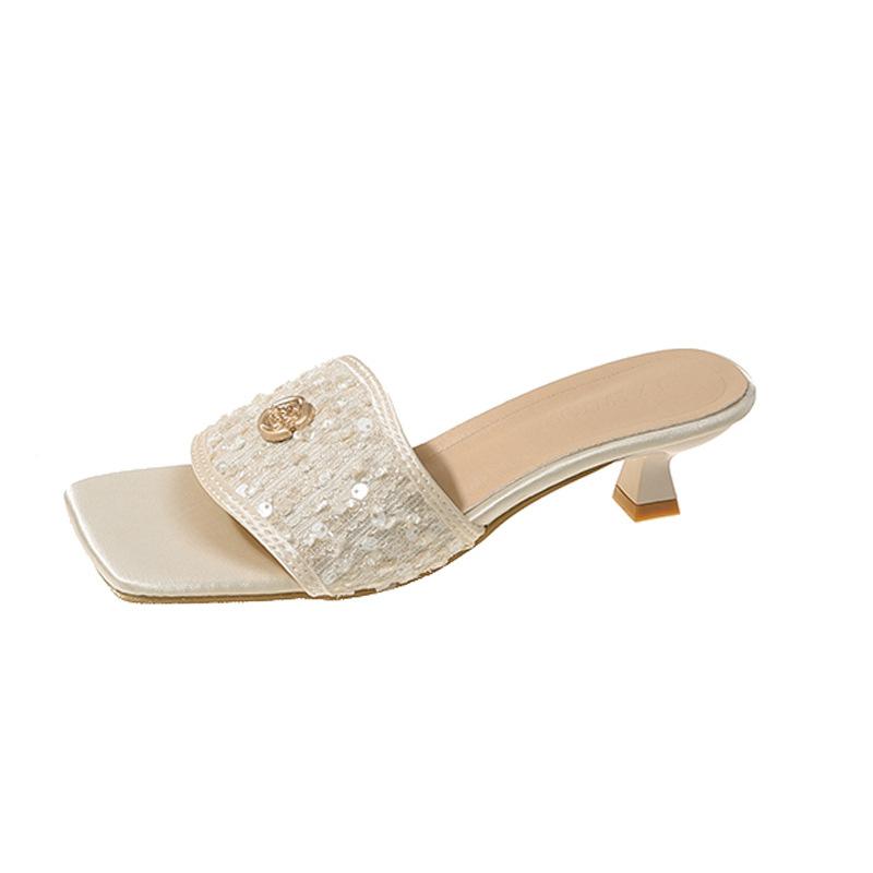 Классные тапочки женские, нежные, маленькие, ароматные, ветер 2025 года, слово, открытый носок, лето, новые квадратные головки, металлические блестки, классные тапочки