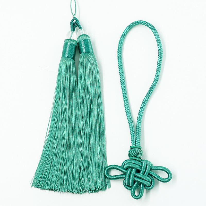 Двухцветная кисточка-подвеска в виде китайского узла для рукоделия