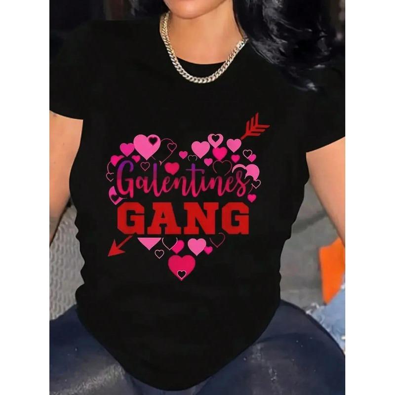 Женская футболка большого размера, европейский размер, черная - "Galentines GANG", смелый дизайн с красным и розовым сердцем, модель с кудрявыми волосами, повседневный стиль, графика с сердцем и стрелками