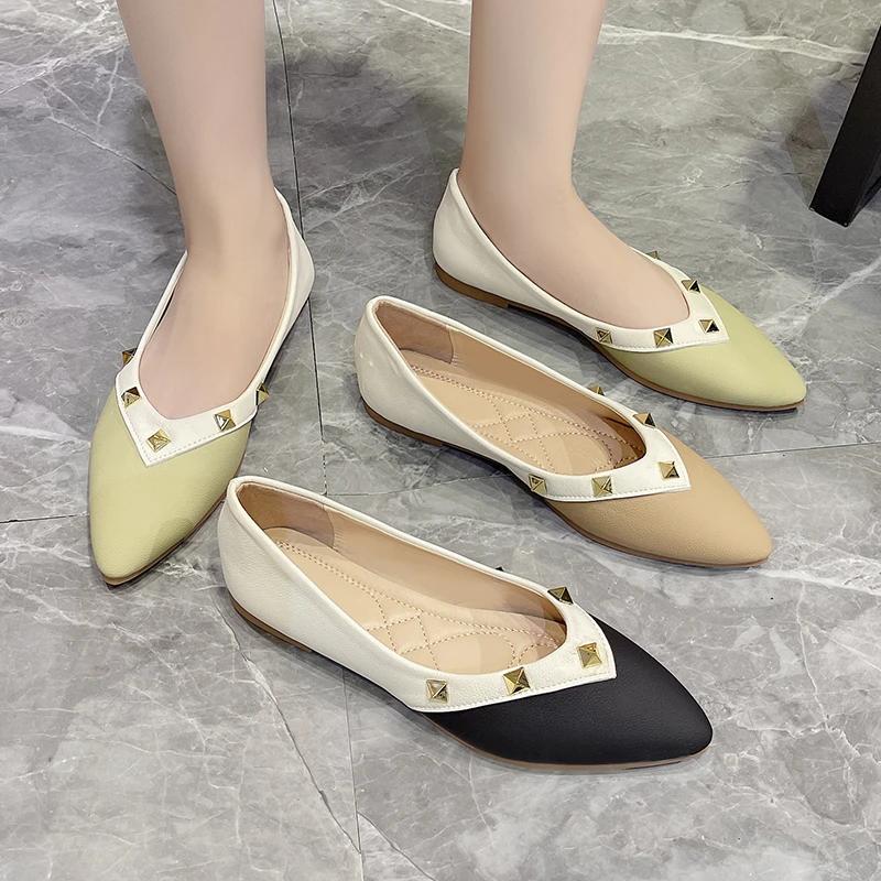 Модная весенняя женская обувь с заклепками, летние балетки с острым носком, лодочки, простая яркая женская обувь из искусственной кожи, слипоны, неглубокая