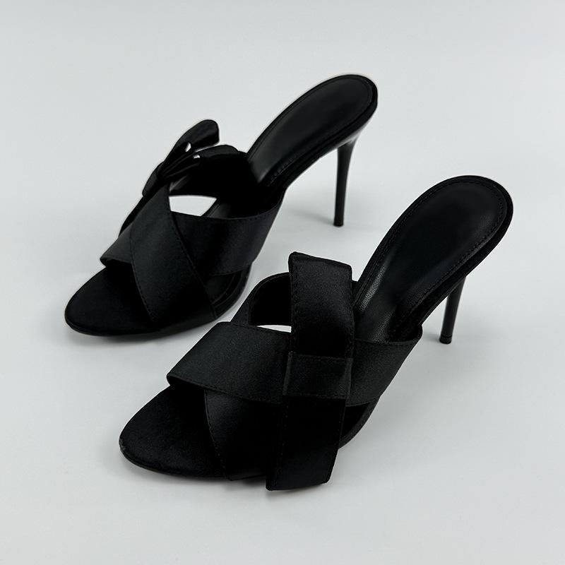 Летние женские шлепанцы на высоком каблуке с перекрестными ремешками и бантом - сандалии в сказочном стиле