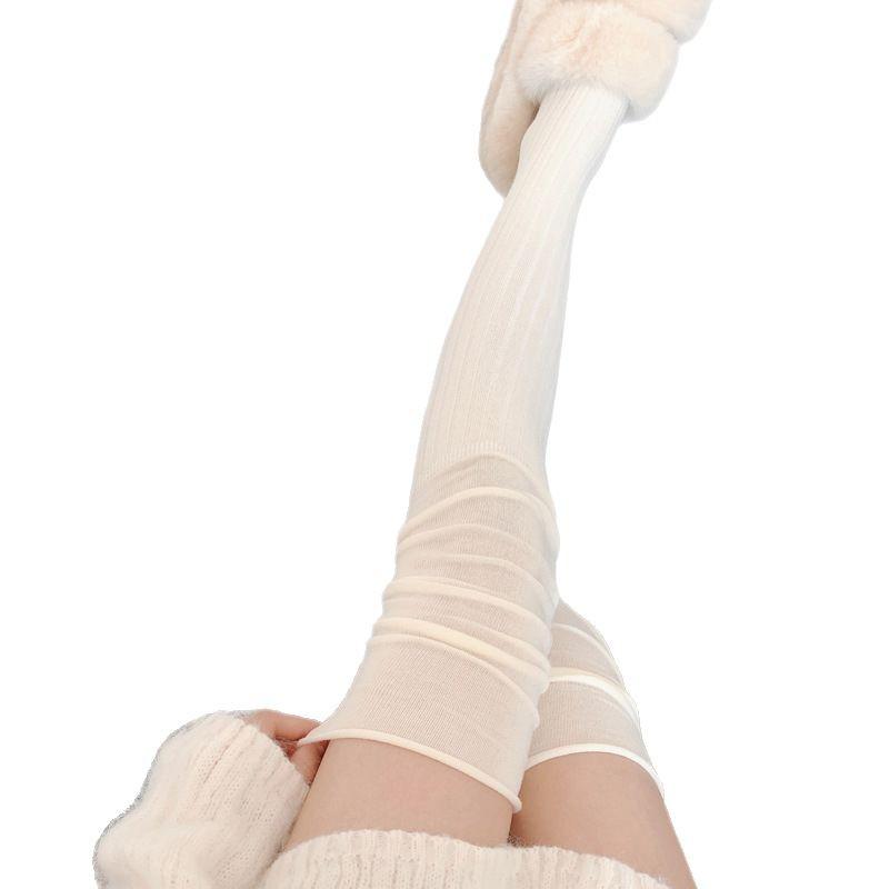 Белые носки до середины икры с черной сборкой и носки-гольфы до колена