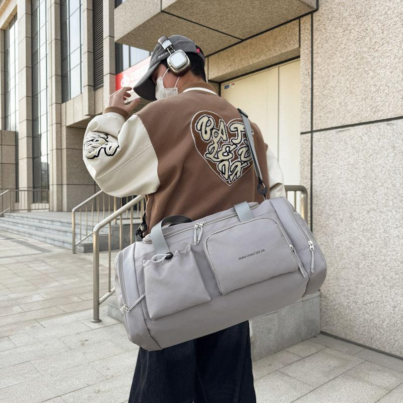 Студенты колледжа, мужчины и женщины, могут хранить багажные сумки для влажных и сухих вещей, спортивные сумки для школы и отпуска.