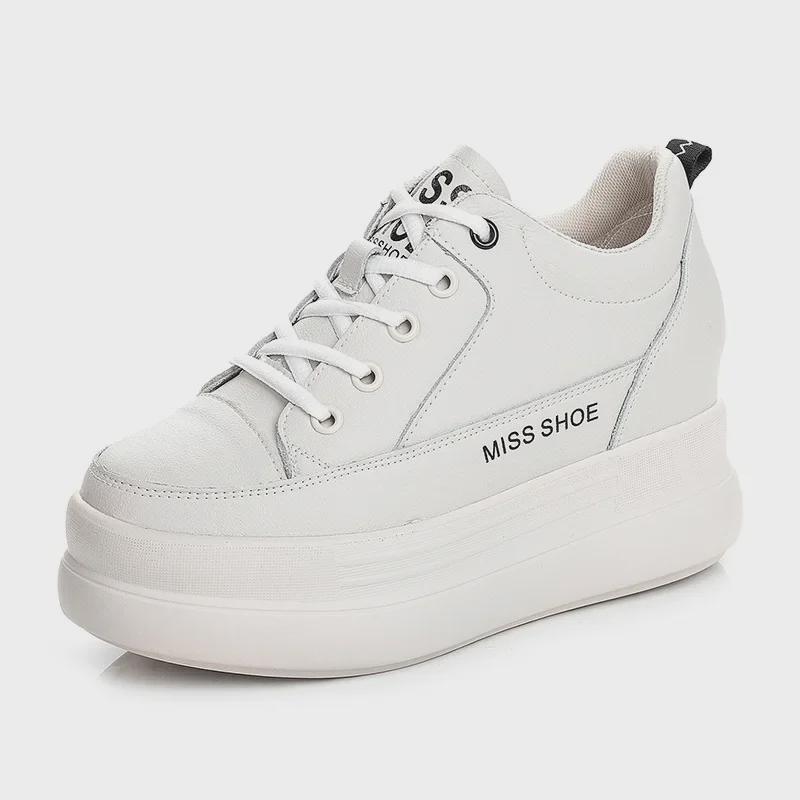 Женские белые кроссовки на платформе — корейский стиль 2020 года, натуральная кожа, увеличенная внутренняя высота, повседневный и универсальный дизайн