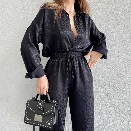Комплект из рубашки и брюк с леопардовым принтом, длинными рукавами, широкими штанинами, свободной эластичной резинкой на талии, однобортный, из мягкого атласа с лацканами и шнурком