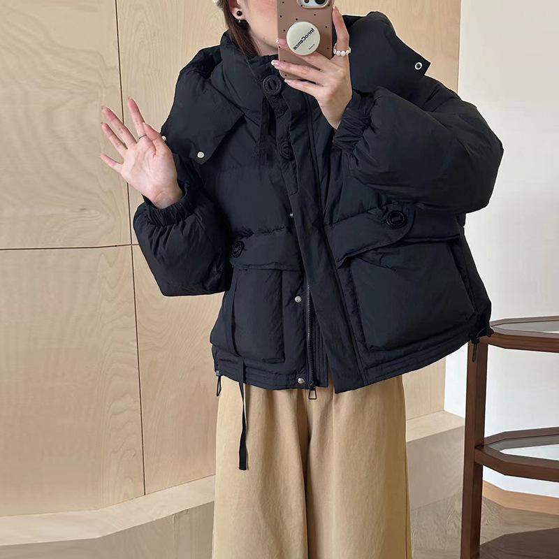 Женская куртка-пуховик с капюшоном 2024 года, зимняя мода, милый маленький дизайн, круглая кнопка, теплая белая утиная пуховая одежда