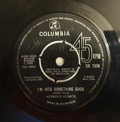 7-дюймовая пластинка HERMAN'S HERMITS - I'm Into Something Good DB7338 Columbia 1964 UK Рок Б/У