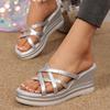 Модные сандалии на танкетке с перекрестными ремешками для женщин Лето 2025 Серебристые массивные шлепанцы на платформе Женские противоскользящие шлепанцы на толстой подошве Большой размер