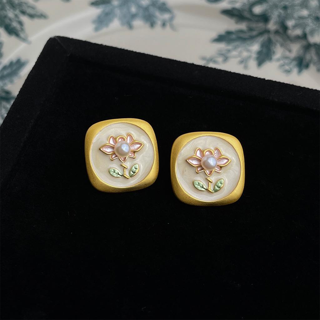 Эмалевые серьги-капли в стиле французской масляной живописи: Художественные серьги-пусеты в придворном стиле с литературным ретро-флером.