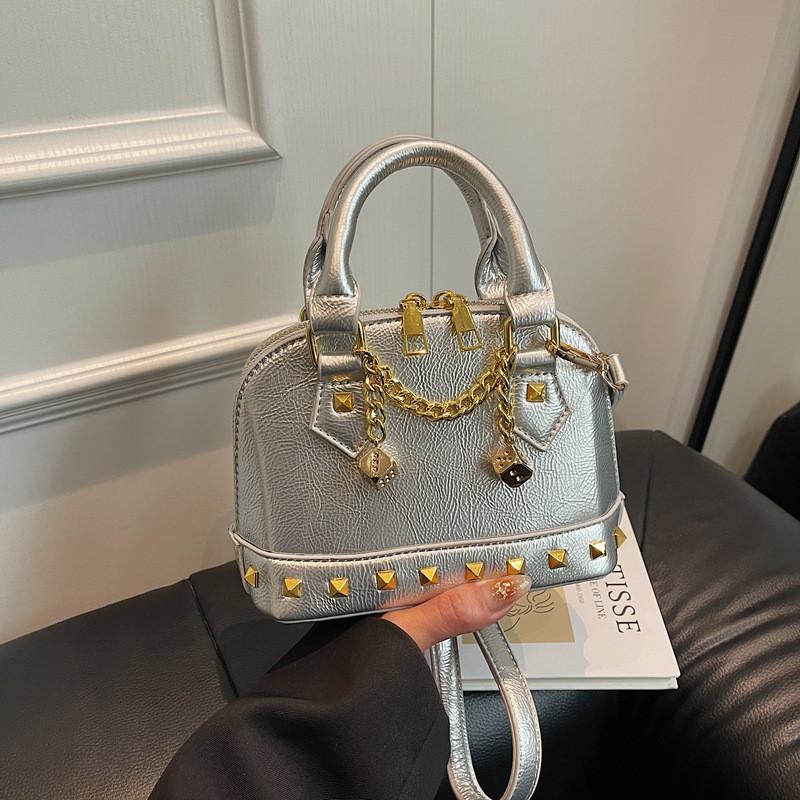 Минималистичная сумка-ракушка для женщин из искусственной кожи с металлическими заклепками, повседневная кроссбоди для весенних нарядов