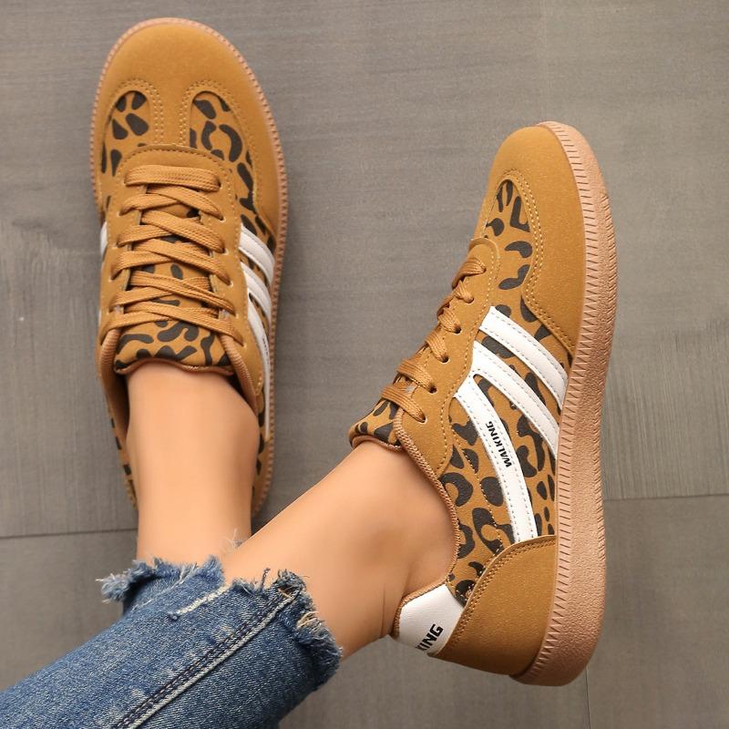 Женщина в больших ретро-туфлях на плоской подошве с цветными блоками