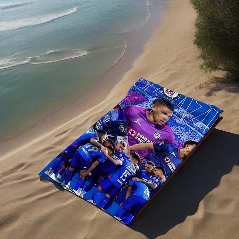 Пляжное полотенце Azul Cruz Футболист Быстросохнущая, Мягкая и Впитывающая Смесь Полиэстера, Дизайн в Синей Игровой Форме со Сценой Празднования Победы