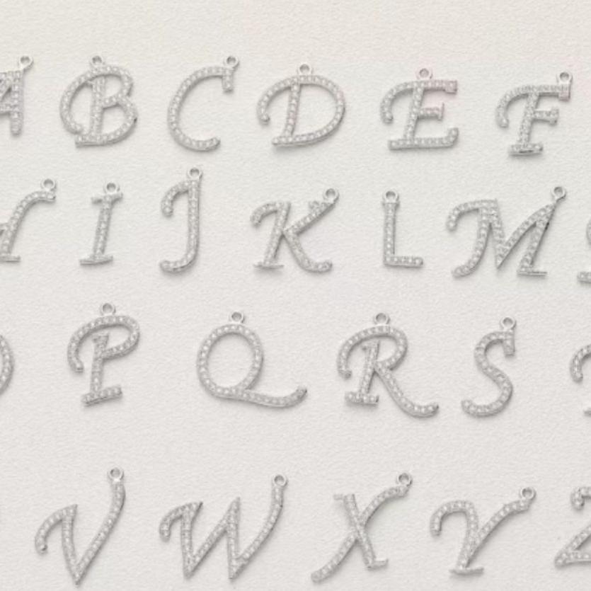 Королевский двор - Ожерелье в стиле «Дрянные девчонки» - Набор подвесок: Крест, Корона и Римская цифра, полностью покрытых цирконием - Роскошный позолоченный медный чокер для женщин