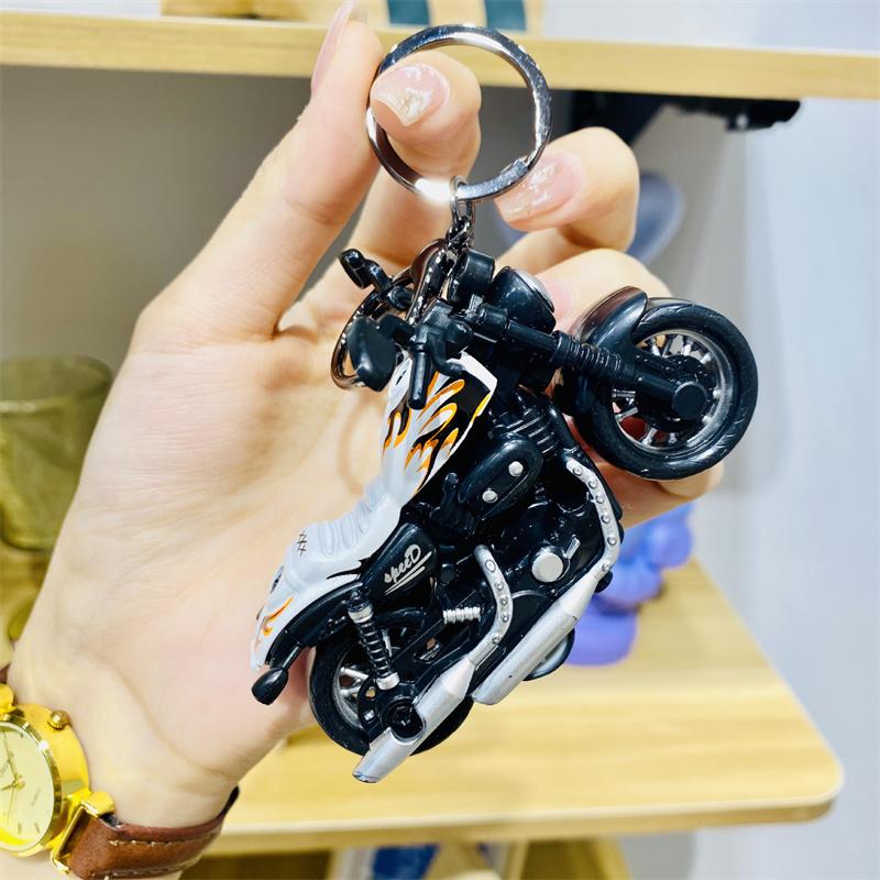 Фигурка мотоцикла в стиле хип-хоп, брелок для ключей, автомобильный кулон, мультяшная сумка, подвесное украшение