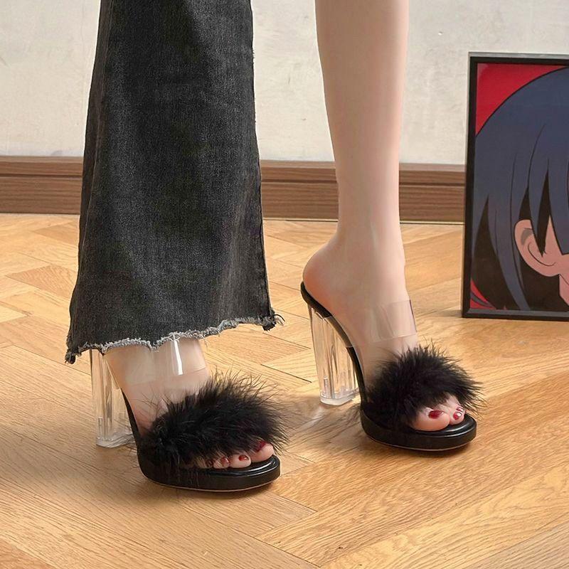 Темпераментные модные шлепанцы на платформе с открытым носком и грубым каблуком, лето 2025, прозрачные хрустальные туфли на высоком каблуке, модные пушистые сандалии