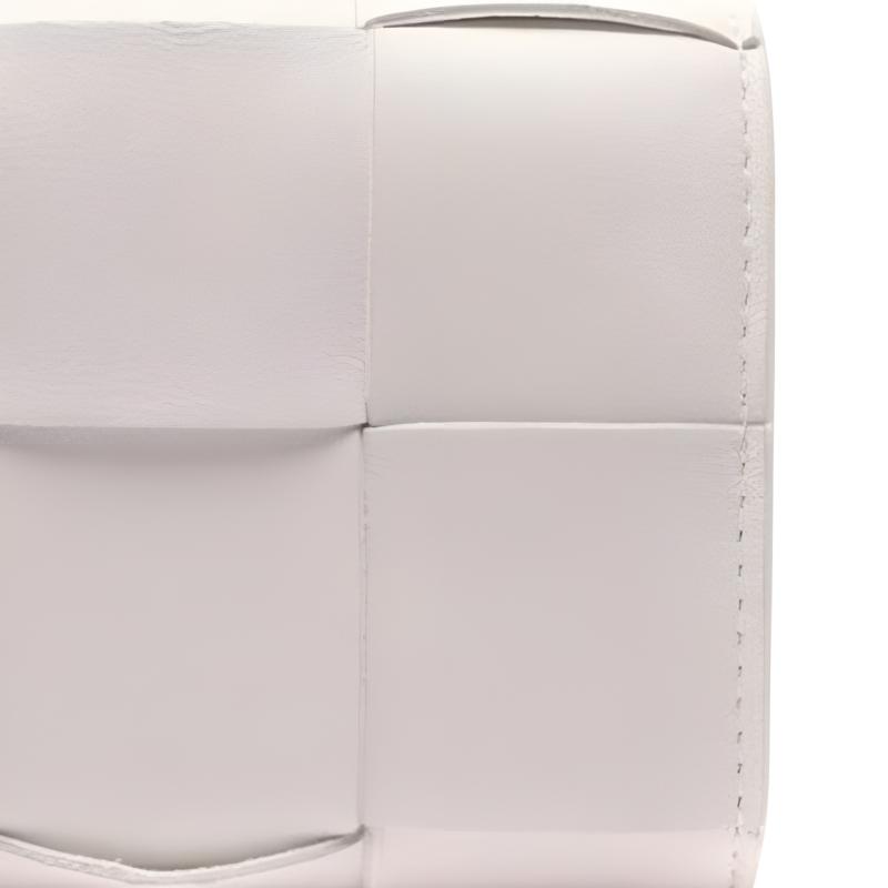 Bottega Veneta Кошелек-портмоне из трех слоев с плетением "Кассета" из кожи ягненка, маленький мужской кошелек, белый 750245VCQC19009