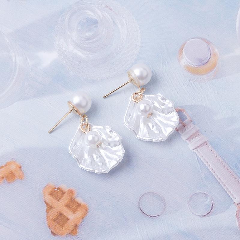 Серьги-пусеты 'Серебряная игла' из корейского белого перламутра в форме лепестка с прозрачным цветком и кисточкой из жемчуга