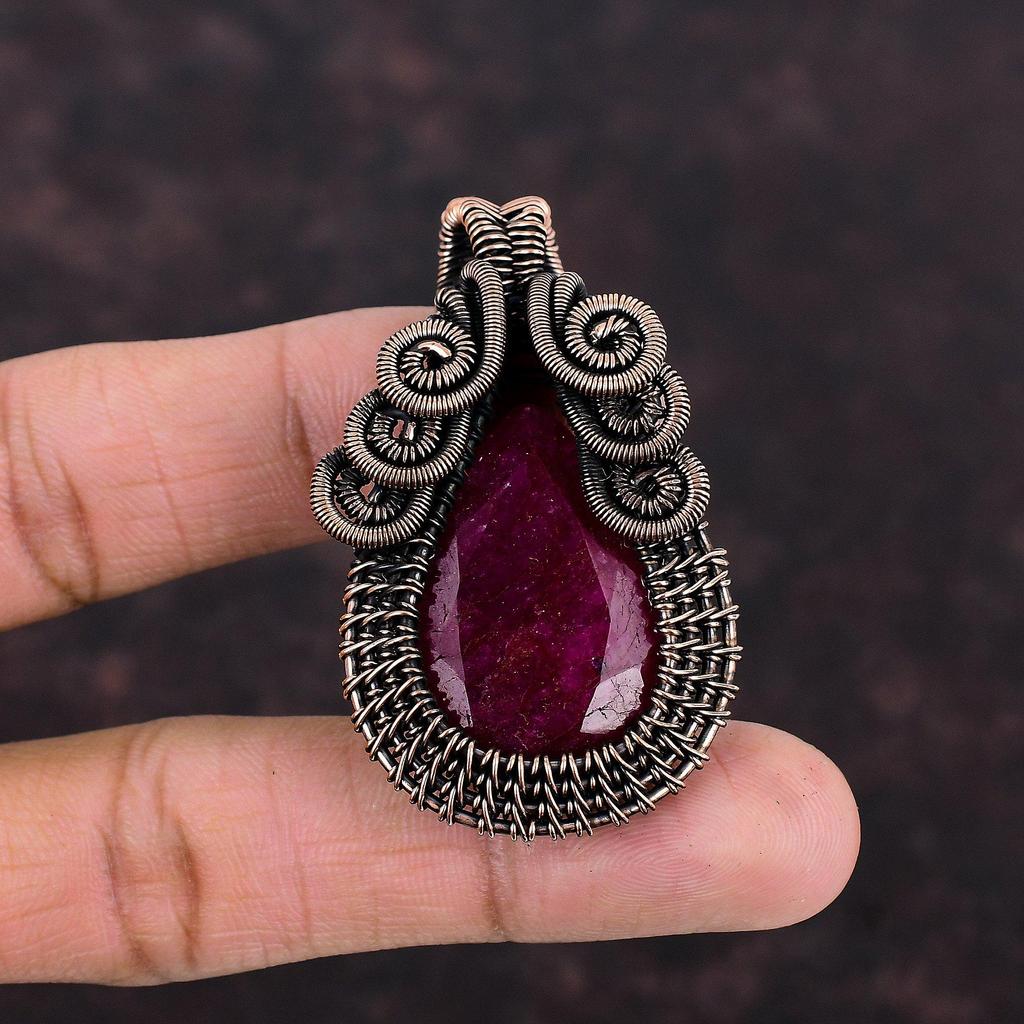 Ограненный кашмирский рубиновый кулон из меди, обернутый проволокой, оригинальный драгоценный камень, медное ювелирное изделие, кулон ручной работы, кашмирский рубиновый ювелирный подарок для него