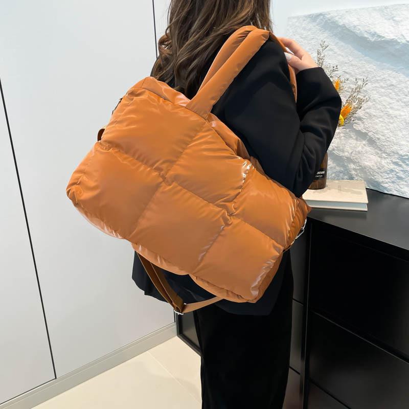 Сумка большой вместимости женская 2025 новая зимняя универсальная простая на плечо текстурная портативная классная сумка-тоут для поездок на работу